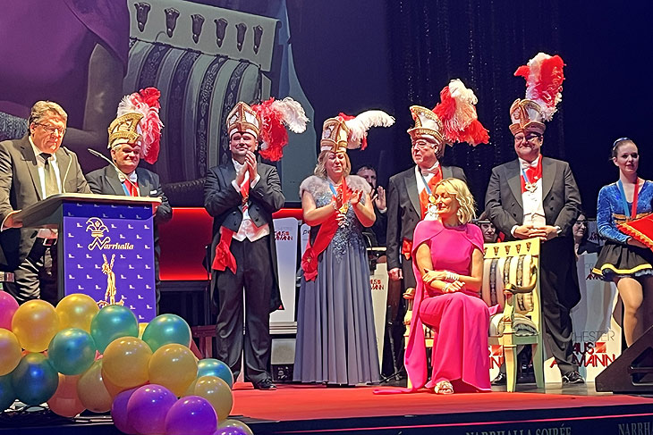 Die Laudatio bei der Karl-Valentin Ordensverleihugn 2023 an Monika Gruber hielt Helmut Schleich auf  der Narrhalla Soirée am 28.01.2023 im Deutschen Theater München (©Foto: Martin Schmitz)